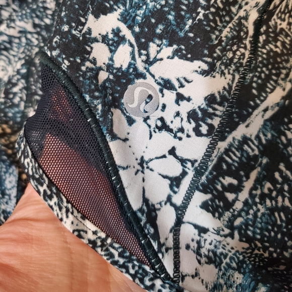 NWOT Lululemon Hotty Hot Short II *Long 4". Liner Blue/ green, white. Size 4. - Picture 9 of 13